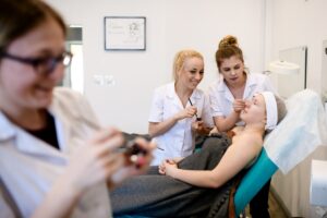 Ćwiczenia z zabiegów pielęgnacyjnych twarzy na modelce