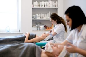 Ćwiczenia z zabiegów pielęgnacyjnych twarzy na modelce
