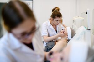 Ćwiczenia z zabiegów pielęgnacyjnych twarzy na modelce
