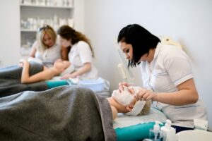 Ćwiczenia z zabiegów pielęgnacyjnych twarzy na modelce