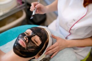 Ćwiczenia z zabiegów pielęgnacyjnych twarzy na modelce
