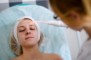 Ćwiczenia z zabiegów pielęgnacyjnych twarzy na modelce