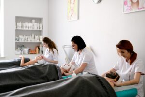 Ćwiczenia z zabiegów pielęgnacyjnych twarzy na modelce