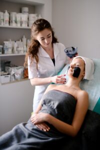 Ćwiczenia z zabiegów pielęgnacyjnych twarzy na modelce