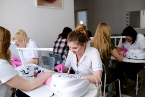Ćwiczenia manicure i stylizacji paznokci w pracowni kosmetycznej