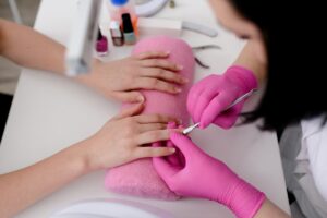 Ćwiczenia manicure i stylizacji paznokci w pracowni kosmetycznej