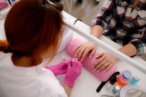 Ćwiczenia manicure i stylizacji paznokci w pracowni kosmetycznej