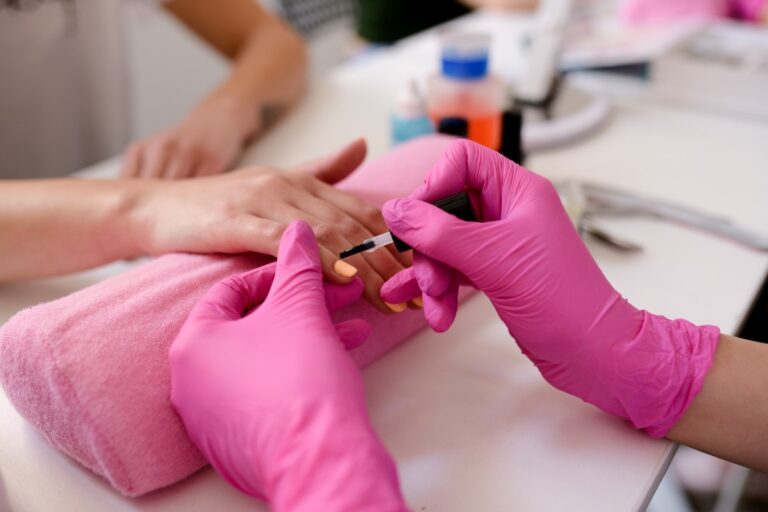 Ćwiczenia manicure i stylizacji paznokci w pracowni kosmetycznej