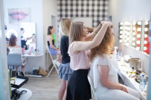 Słuchaczka przygotowuje fryzurę modelki podczas zajęć stylizacji