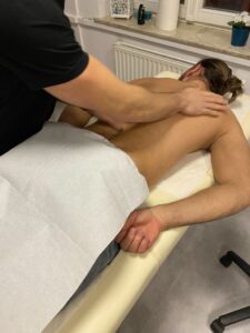 Ćwiczenia masażu nogi na modelce podczas zajęć
