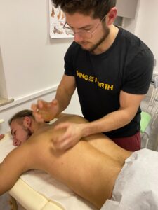 Słuchacz wykonuje masaż pleców na modelce