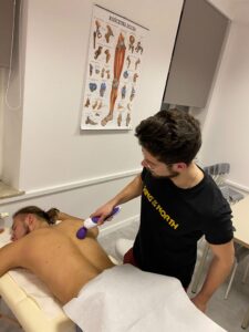 Ćwiczenia masażu pleców z użyciem przyrządów