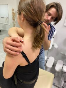 Ćwiczenia masażu szyi i barków na modelce