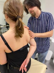 Ćwiczenia masażu szyi i barków na modelce