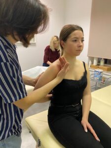 Ćwiczenia masażu szyi i barków na modelce
