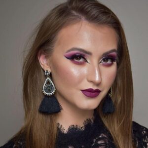Modelka prezentuje makijaż wykonany podczas kursu wizażu