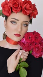 Modelka prezentuje makijaż wykonany podczas kursu wizażu