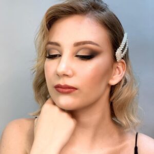 Modelka prezentuje makijaż wykonany podczas kursu wizażu