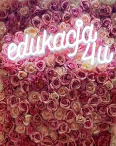 Różana ścianka fotograficzna Edukacja4U