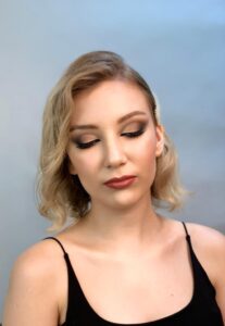 Modelka prezentuje makijaż wykonany podczas kursu wizażu