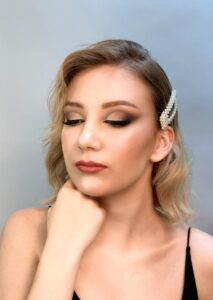 Modelka prezentuje makijaż wykonany podczas kursu wizażu