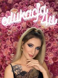 Modelka prezentuje makijaż wykonany podczas kursu wizażu