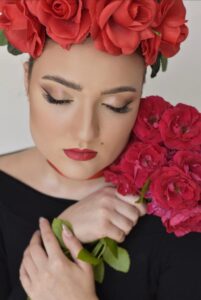 Modelka prezentuje makijaż wykonany podczas kursu wizażu
