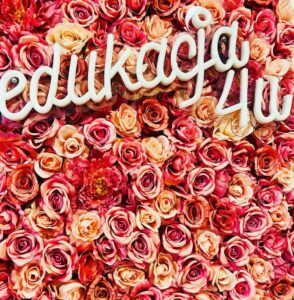Różana ścianka fotograficzna Edukacja4U